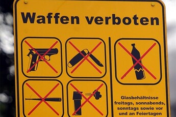 Ein-Schild-Waffen-verboten-ist-an-einem-Mast-befestigt-Foto-543246o