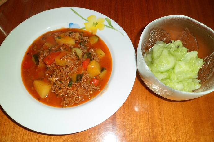 Bauerntopf mit Gurkensalat